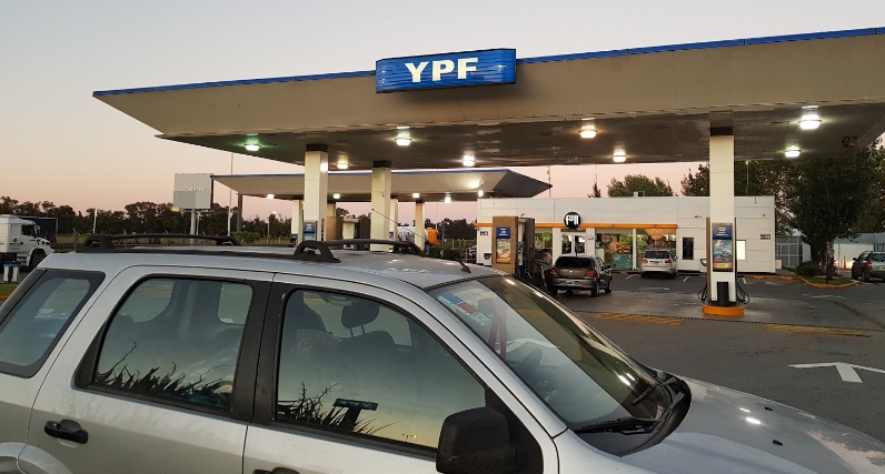 Motochorros cargaron nafta y robaron en plena estación de servicio