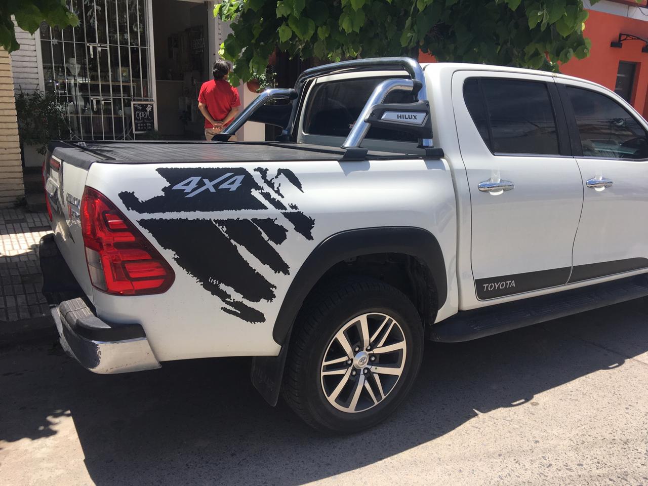 Le robaron la rueda de auxilio de la camioneta, la repuso y se la robaron de nuevo