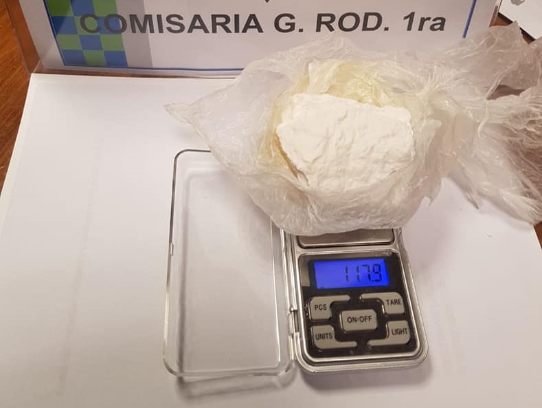 Dieron en Las Malvinas con un hombre con una piedra de cocaína