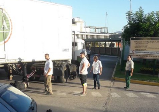Un motociclista terminó debajo de un camión de La Serenísima tras un choque frente a la fábrica