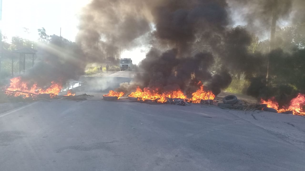 Cortes de tránsito simultáneos en Ruta 7 y Autopista del Oeste porque no drena el agua en barrios
