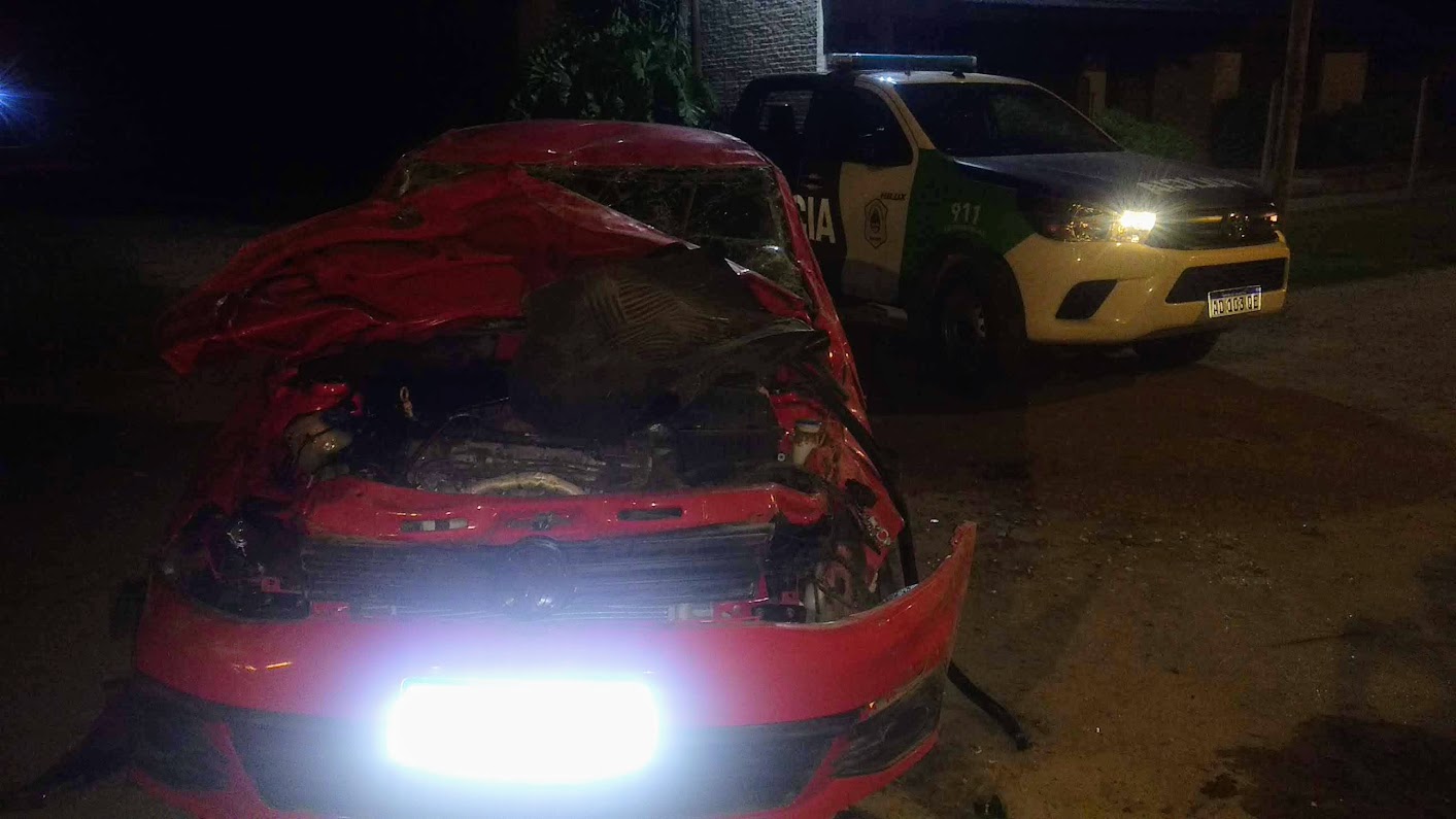 Impresionante accidente: VW Gol impactó con una moto y terminó volcando