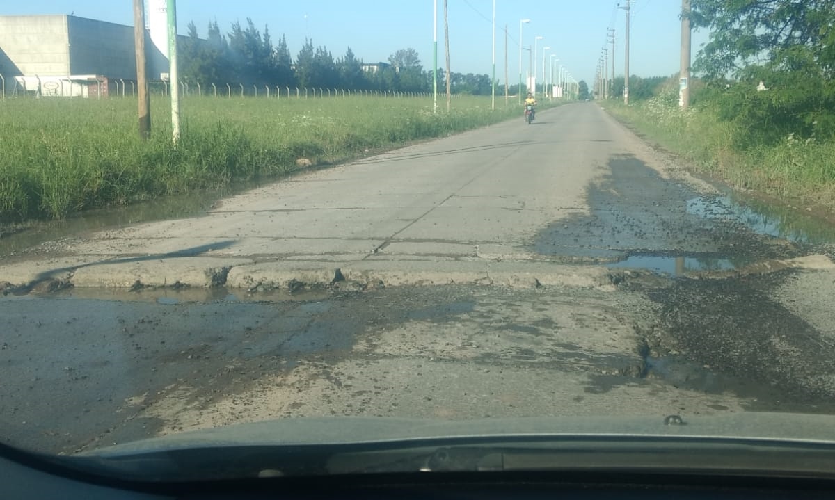 El mega bache de la calle Corrientes, más peligroso que nunca