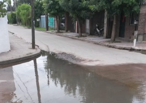 Reclamo vecinal por pérdidas de agua y desbordes cloacales en B° Virgen del Carmen