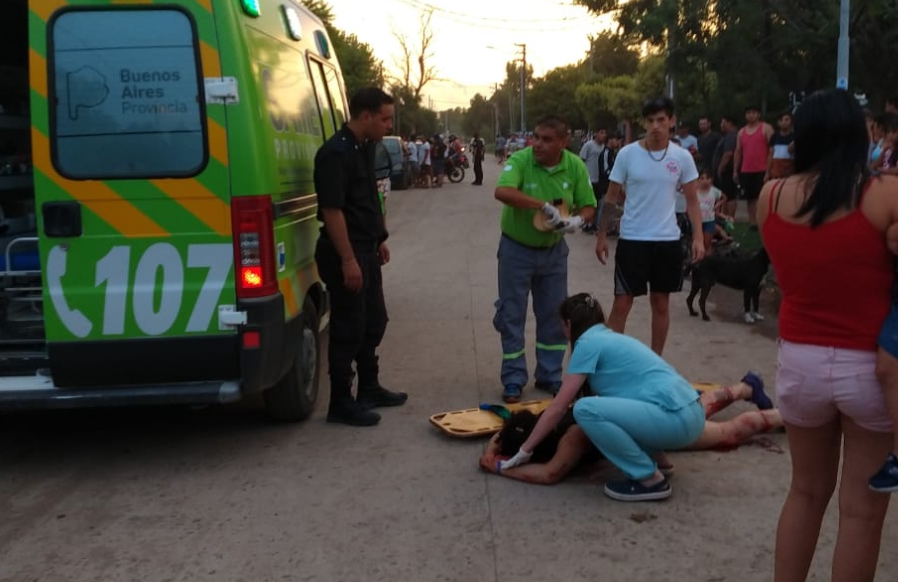 Auto con 2 alcoholizados atropelló a dos adolescentes en B° Güemes y huyó, pero no por mucho