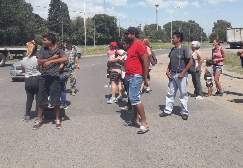 Hubo un piquete en Ruta 7 por nueva rotura de una bomba de agua en Barrio San Carlos