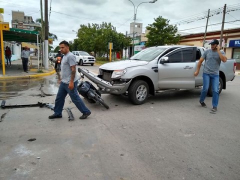 Camioneta y moto-delivery protagonizaron un accidente en esquina céntrica