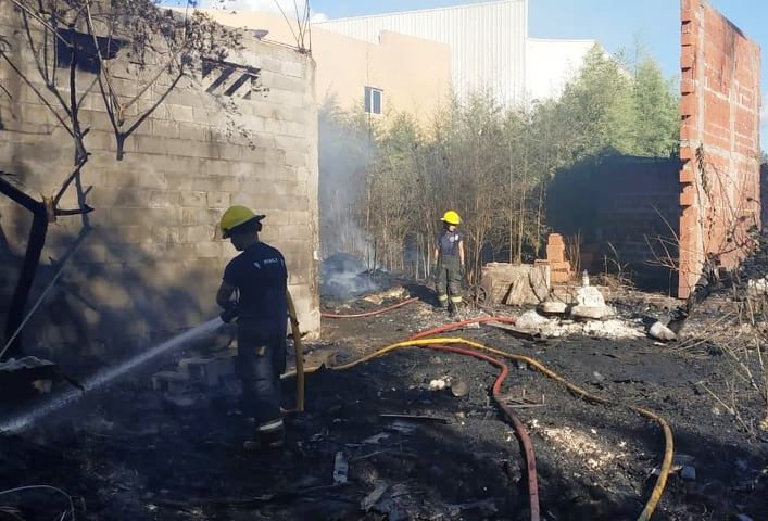 Bomberos locales evitaron una tragedia al extinguir un gran incendio Solares del Oeste