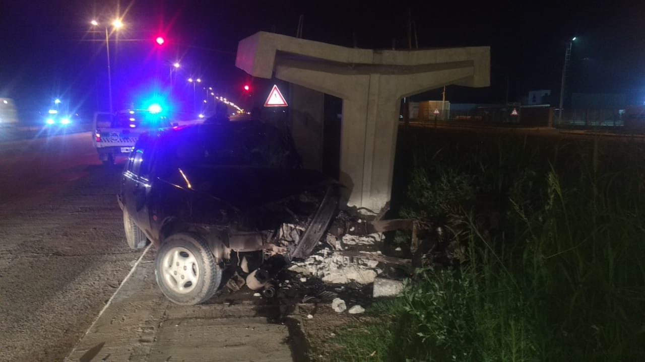 Un auto se estrelló contra la garita de una parada de colectivos