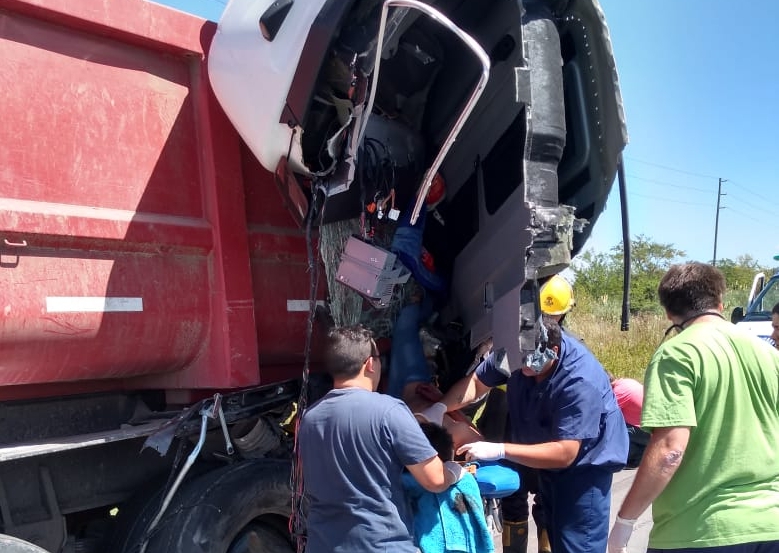 Bomberos trabajaron arduamente para sacar al chofer de un camión que chocó a otro en Ruta 6