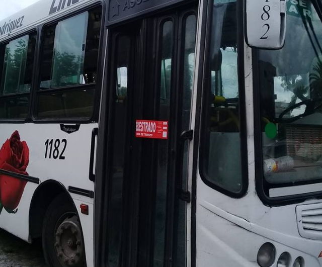 Un colectivo chocó un auto en Malvinas y se dio a la fuga pero fue interceptado en el centro