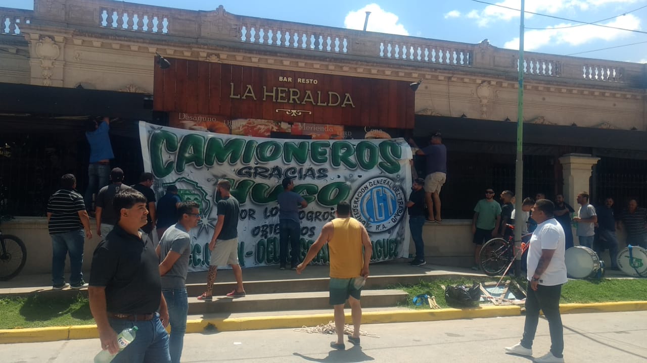 Protesta de Camioneros en plena esquina céntrica, frente al local de un empresario y ex funcionario