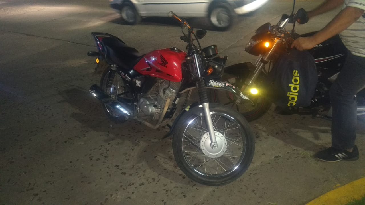 Otro vehículo chocó a una moto y huyó