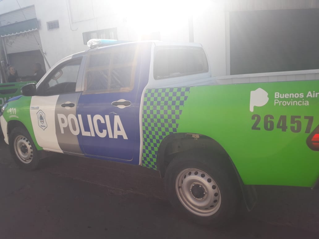 Hombre fuera de sí cabeceó a una oficial y rompió los vidrios del móvil