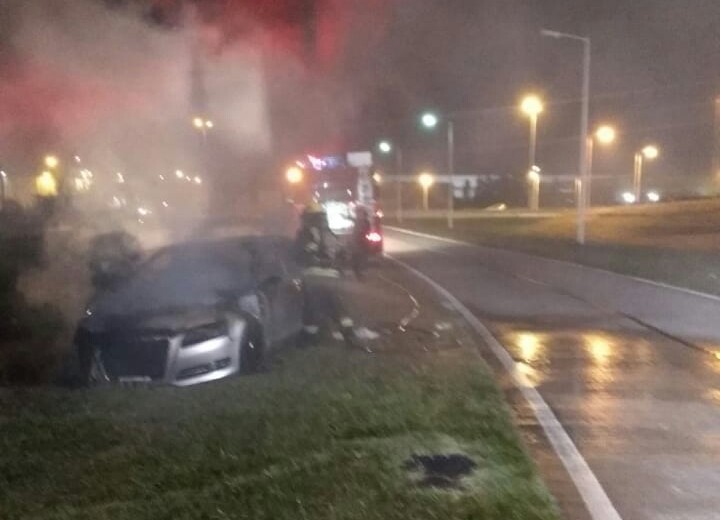 Incendio de vehículo con destrucción total en bajada de la Autopista