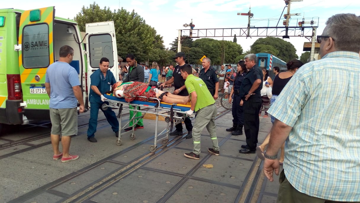 La mujer embestida por el tren, internada en delicado estado de salud