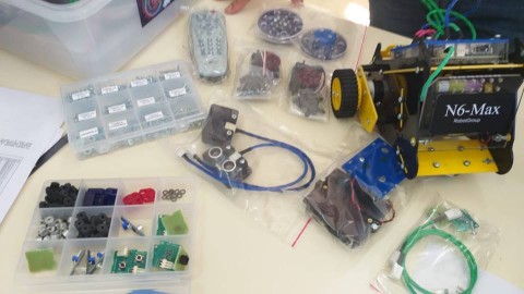 Una escuela rodriguense recibió un kit tecnológico y un robot