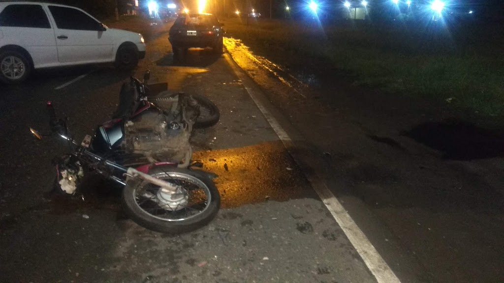 Pudo ser tragedia: un motociclista terminó herido al chocar de frente contra un auto en Ruta 7