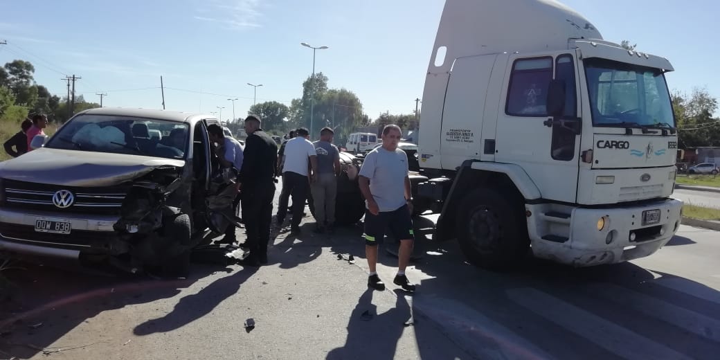 Una adolescente estrelló su camioneta contra un camión en Ruta 24