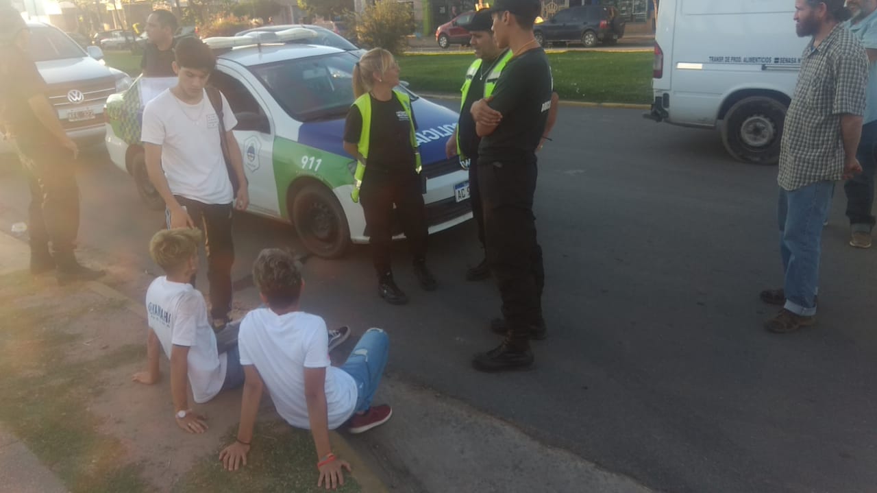 Dos adolescentes en moto chocaron contra un colectivo particular