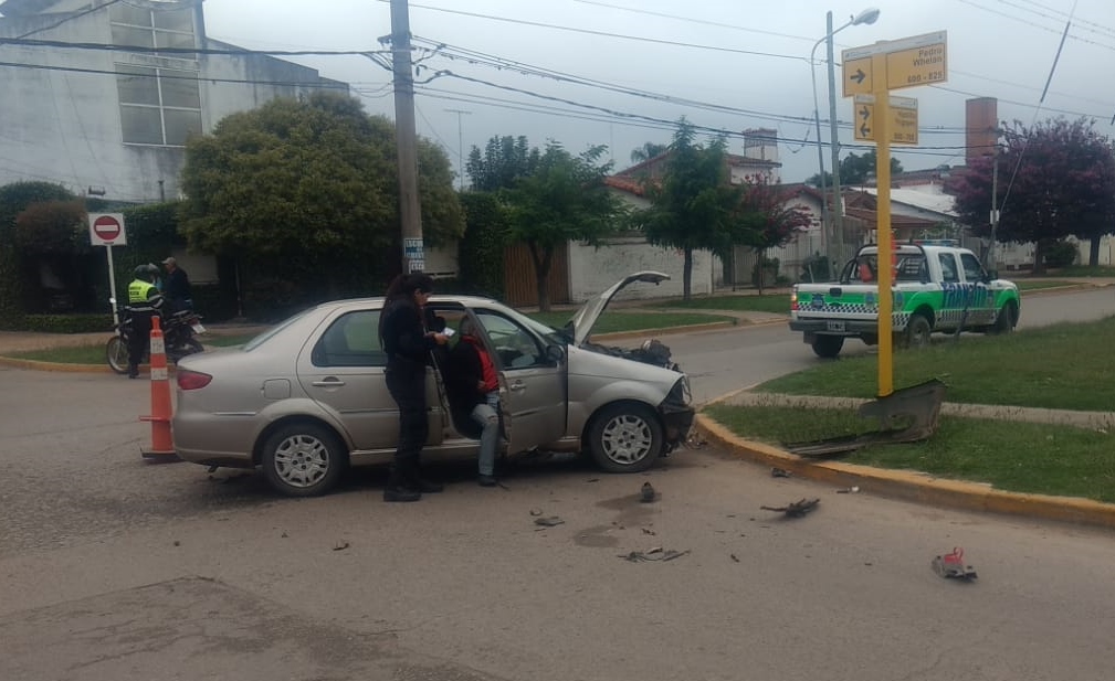 Accidente entre dos autos en una esquina peligrosa