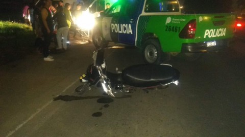 Dos motos chocaron en la Colectora Sur, dejando una mujer golpeada