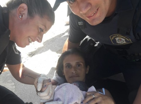 Una mujer dio a luz a un bebé prematuro sobre la Colectora