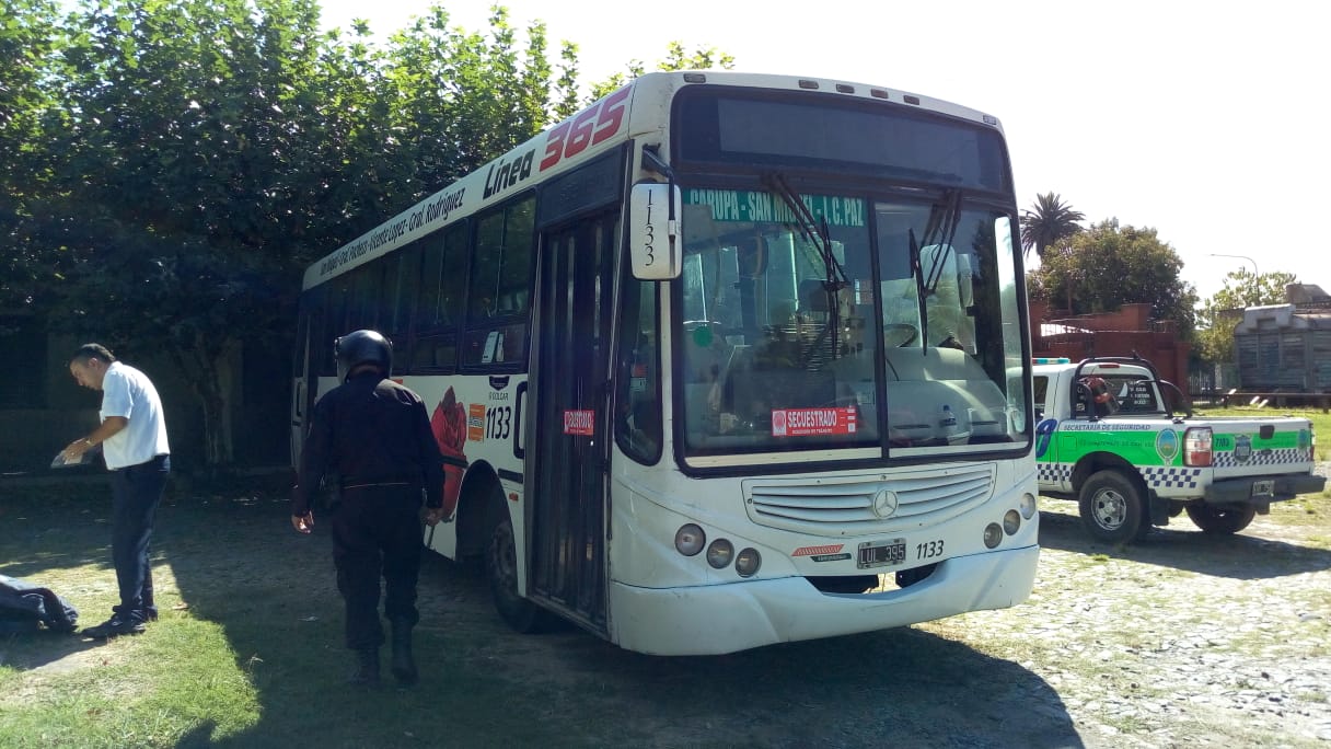 Secuestraron un colectivo de la 365 en un control de tránsito