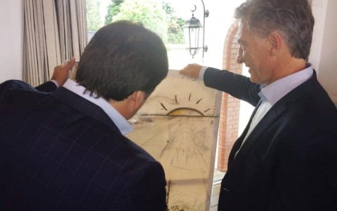 Macri reunió a los intendentes bonaerenses y Kubar le entregó un lienzo de Navone