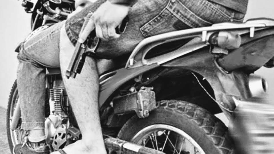 Motochorros abordaron y golpearon a una joven para robarle el teléfono celular