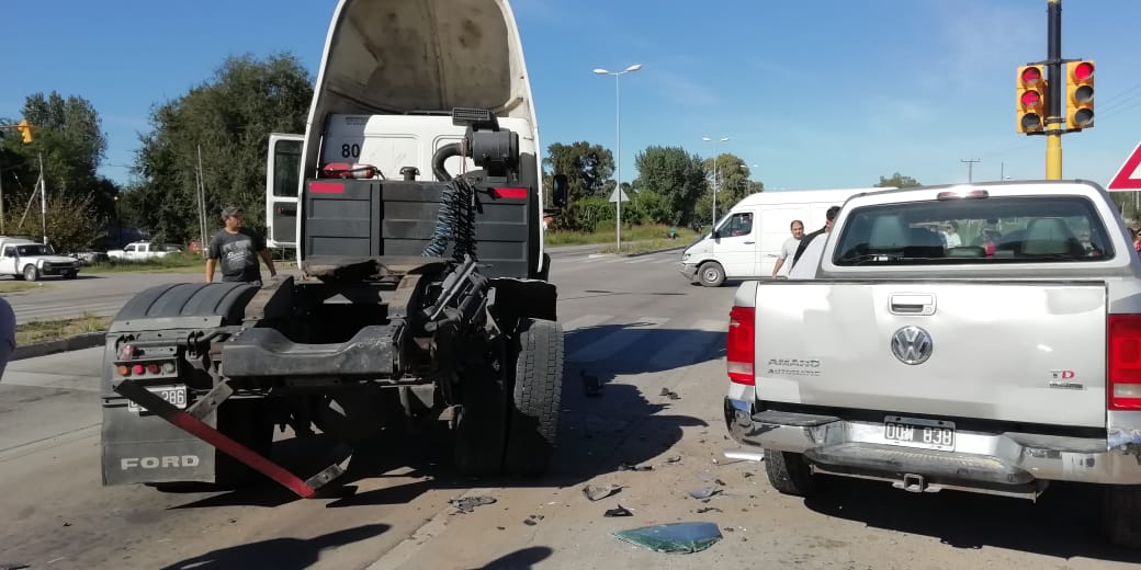 choque-adolescente-amarok-camion-1