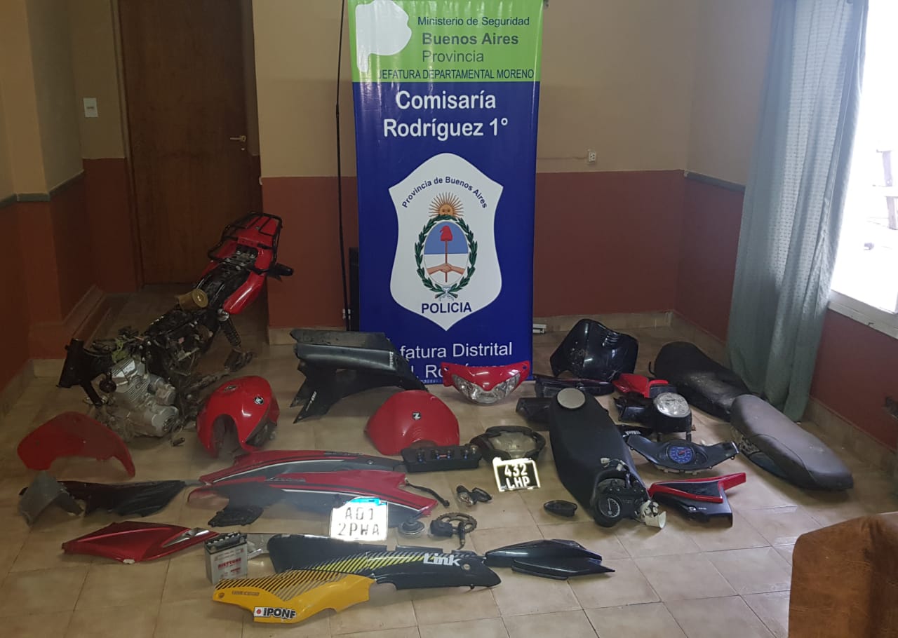 Detuvieron a un adolescente con varias partes de motos desguazadas en su domicilio