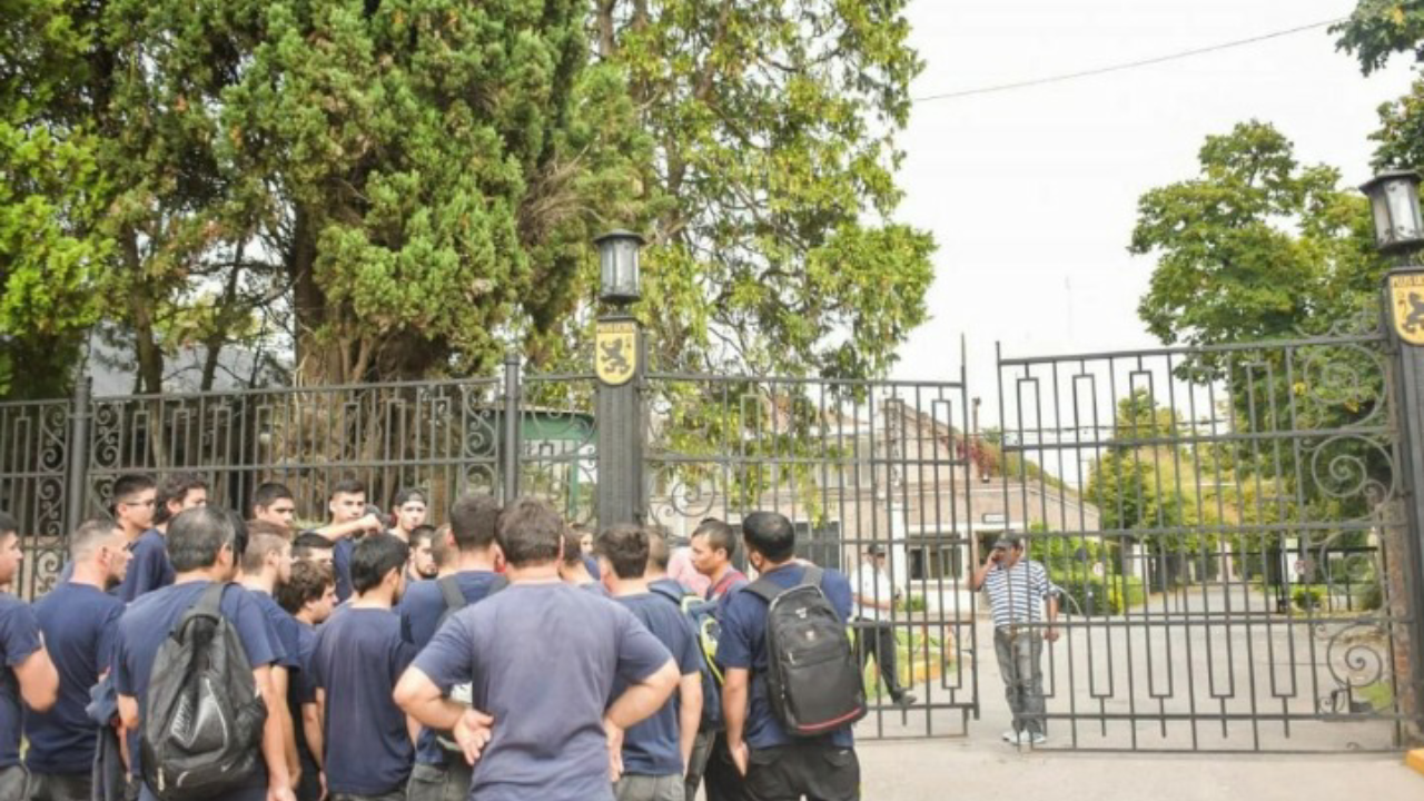 Empleados despedidos de una fábrica de Luján ofrecen sus CV aquí