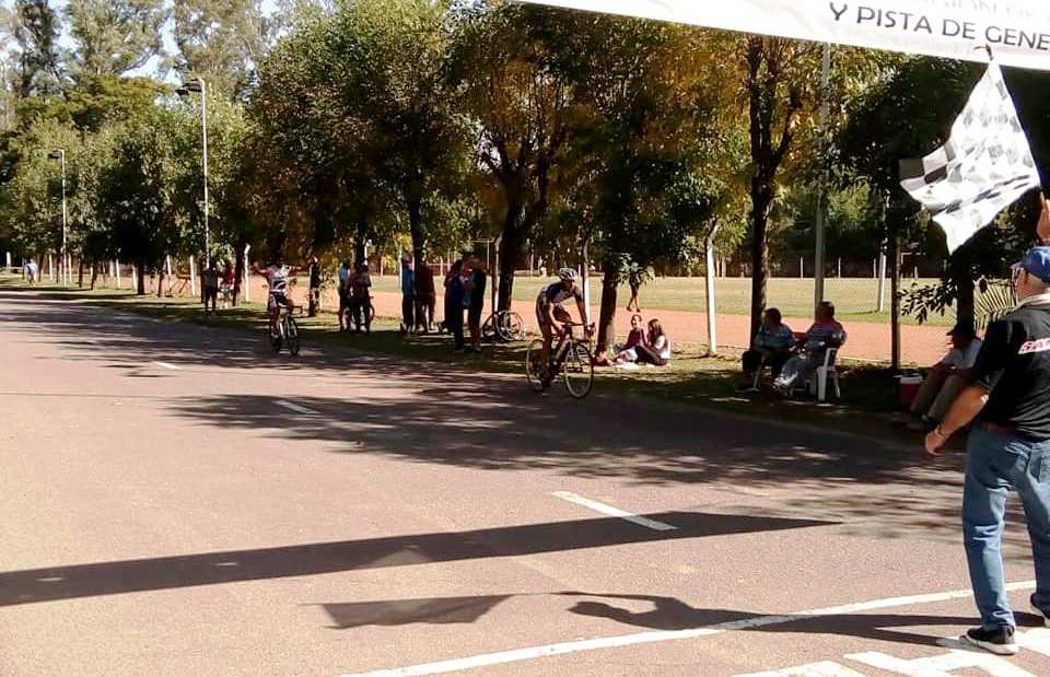 Domingo de ciclismo en el Polideportivo Municipal