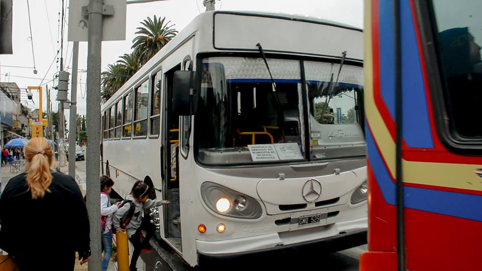 Transporte a la Primaria N°4: reclamo por colapso, nueva visita de "Gonzalito" y colectivo de refuerzo