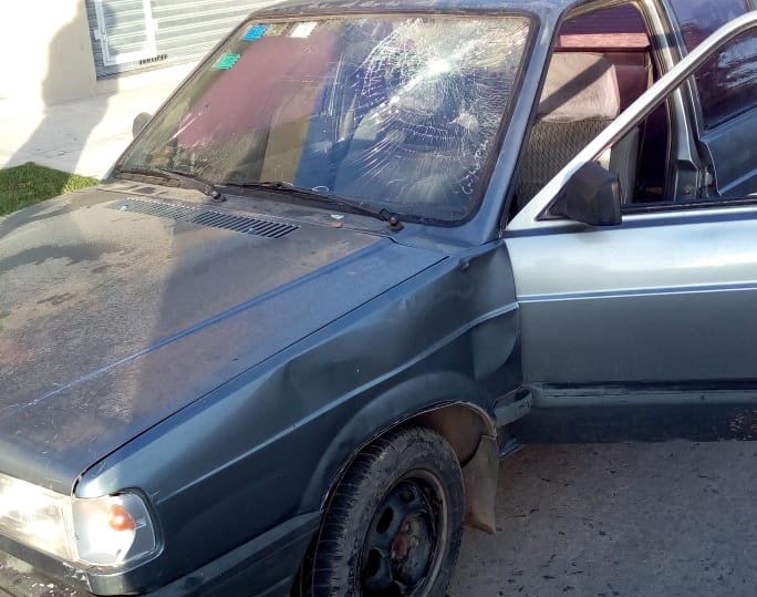 Una mujer se golpeó contra el parabrisas de un auto al chocar con su moto