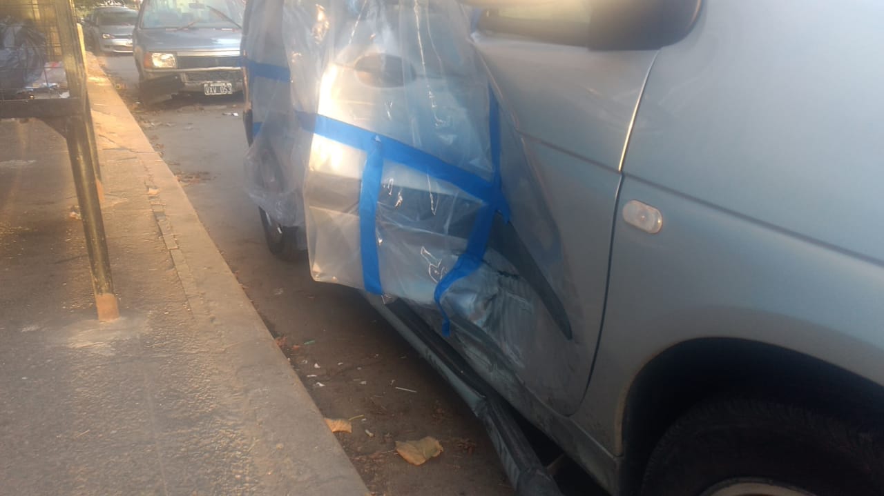 Dos motociclistas heridos y una mujer atrapada en un nuevo choque en cruce de 24 y Corrientes