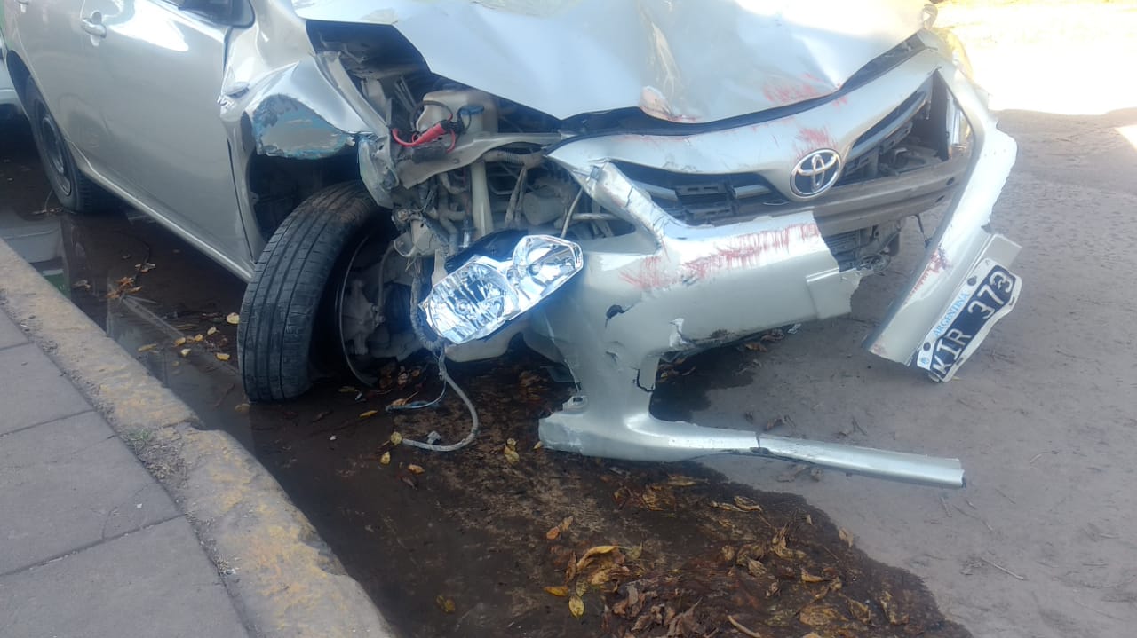 Motociclista con severas lesiones tras un violento choque con un auto