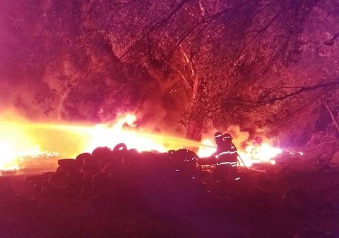 Enorme incendio en Ruta 24 en un depósito de cubiertas
