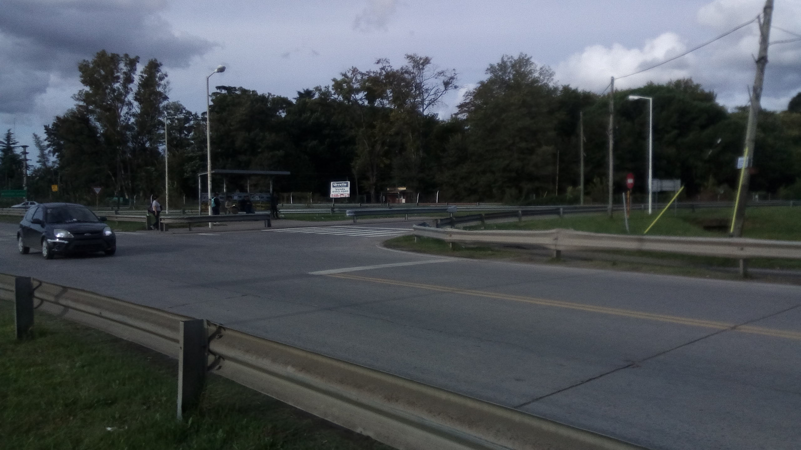Motochorros le desgarraron la ropa a una joven para quitarle una mochila
