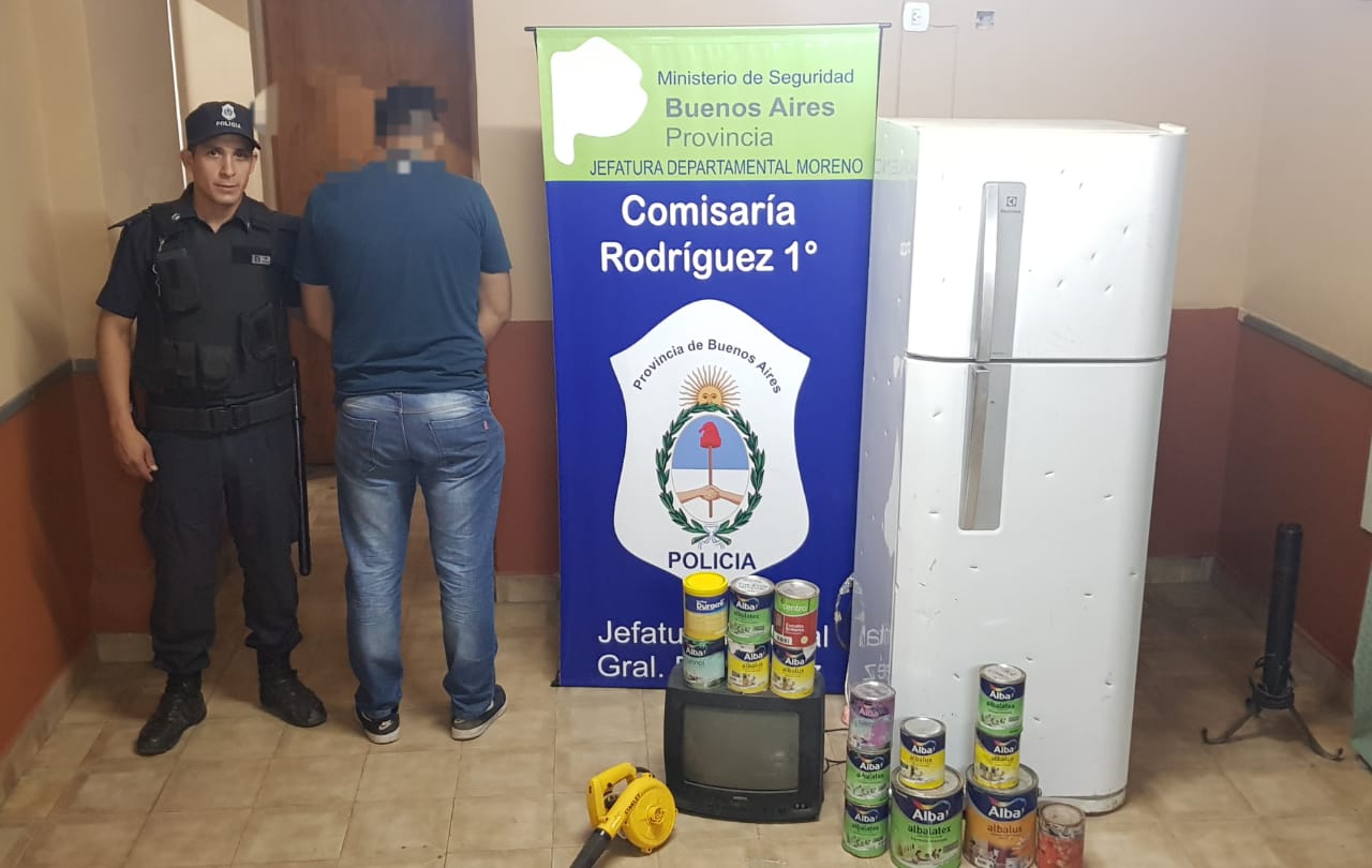 Insólito: robó una casa y apuñaló la heladera que se llevó