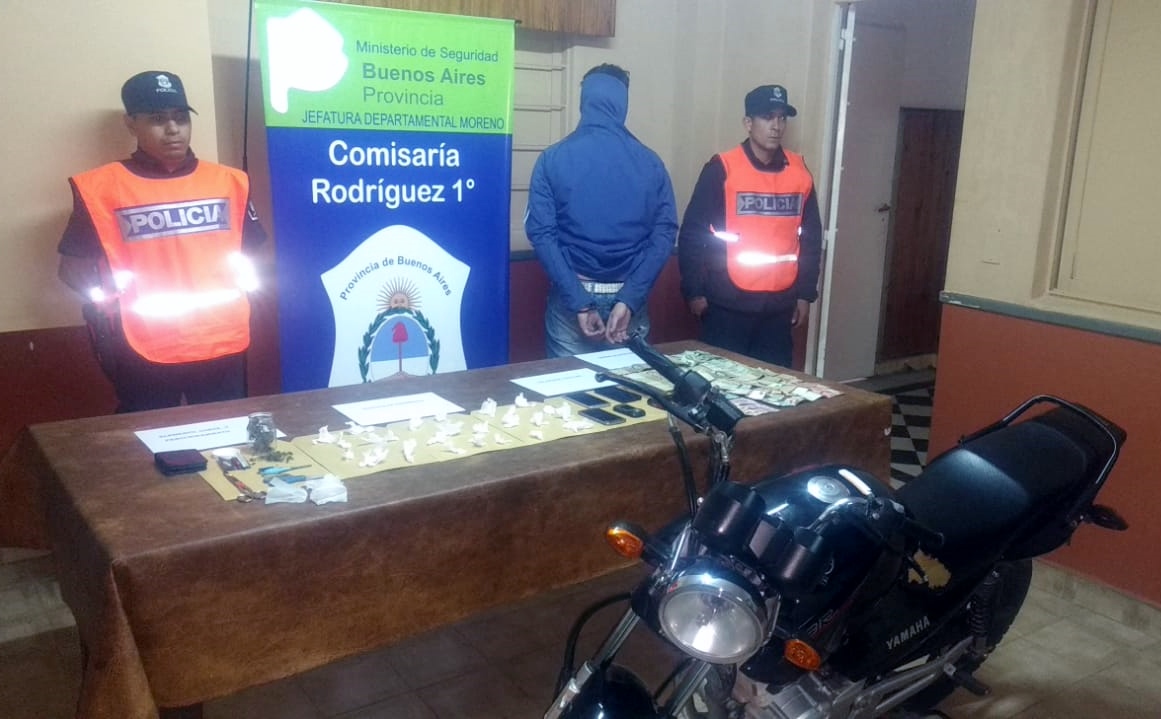 Detuvieron a dos jóvenes que estaban vendiendo drogas desde una casa y con delivery