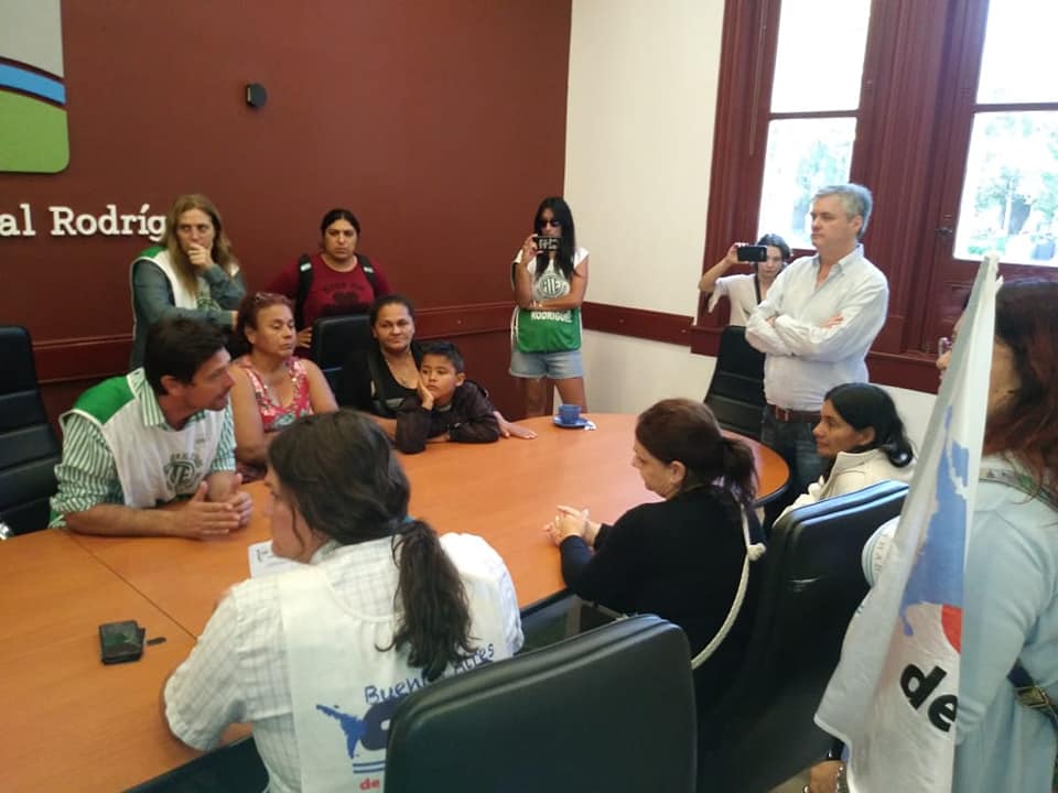 Se suspendió otra vez la reunión de UEGD y gremios y docentes reclamaron en el Municipio