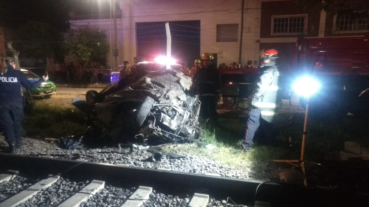 Tren chocó con el auto de una familia: murió una nena y hay tres heridos graves