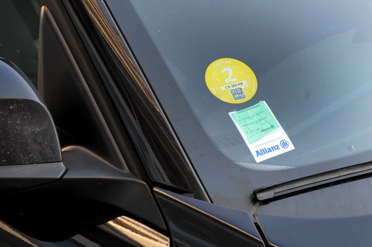 Diputado provincial propuso que el seguro del auto se coloque en el parabrisas