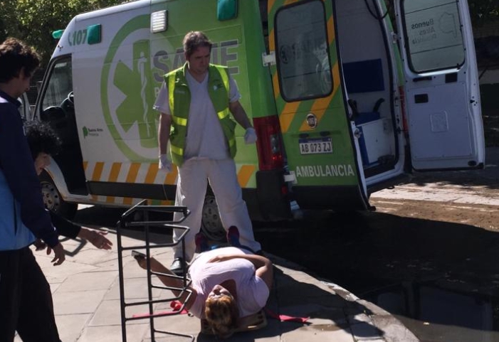 Siguen los resbalones y caídas en calle Sarmiento