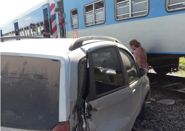 auto-embestido-tren-marzo-abril-2019-1