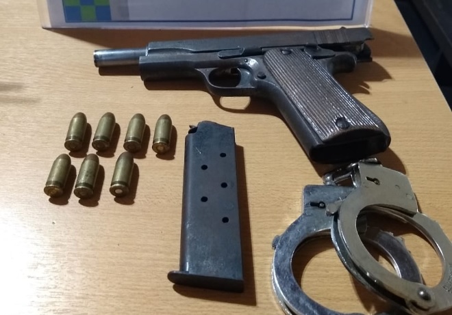 Allanamiento dio con un arma robada a un policía