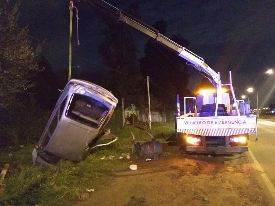 Un auto volcó en la Ruta 7 a la altura de Agua de Oro
