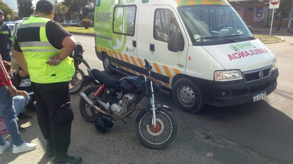 Una moto colisionó contra un auto en un cruce de vías céntrico